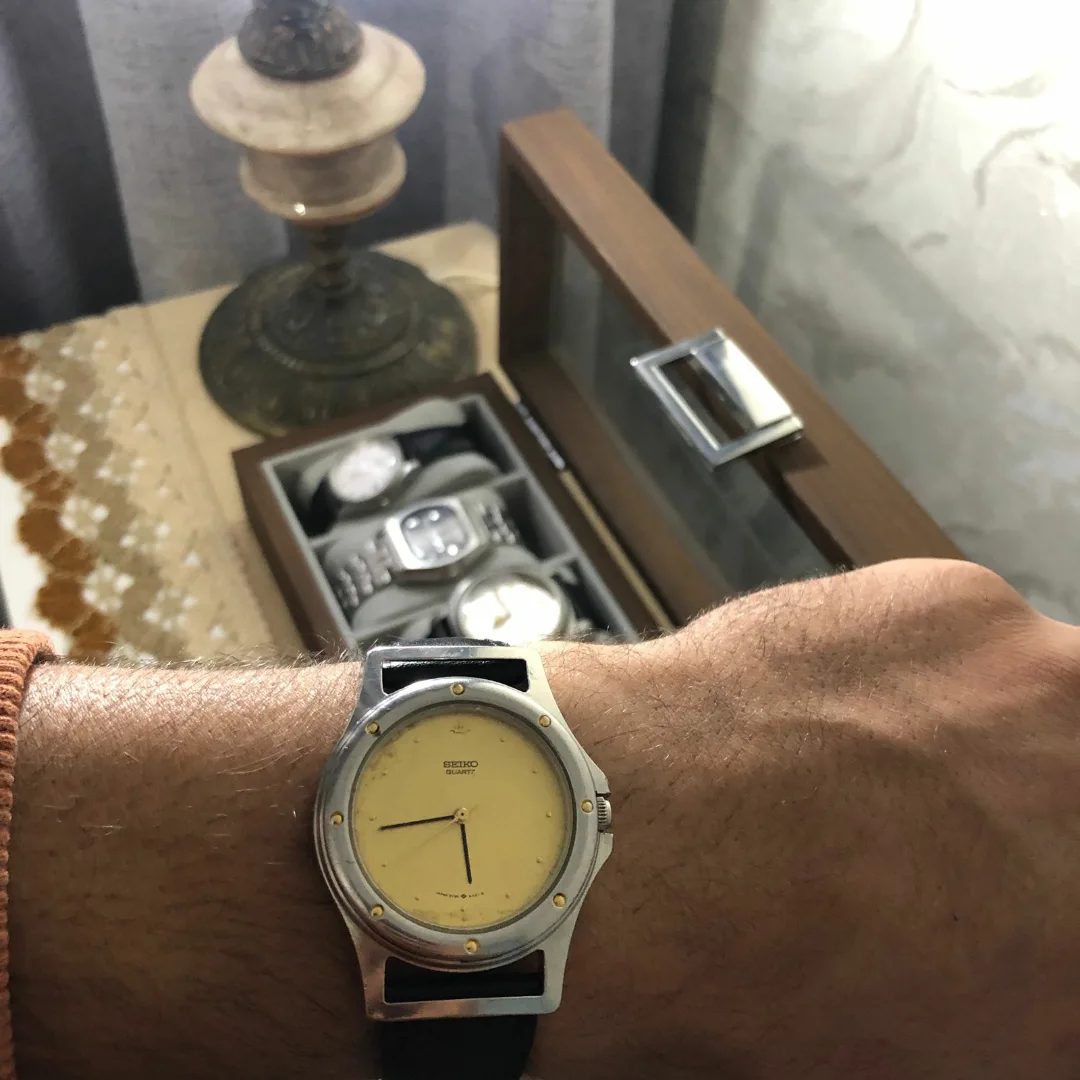 ⌚Cette élégante montre-bracelet vintage est une Seiko Quartz (modèle de type rond avec lunette fixée par des vis apparentes et un cadran de couleur claire), reconnaissable à son design épuré
