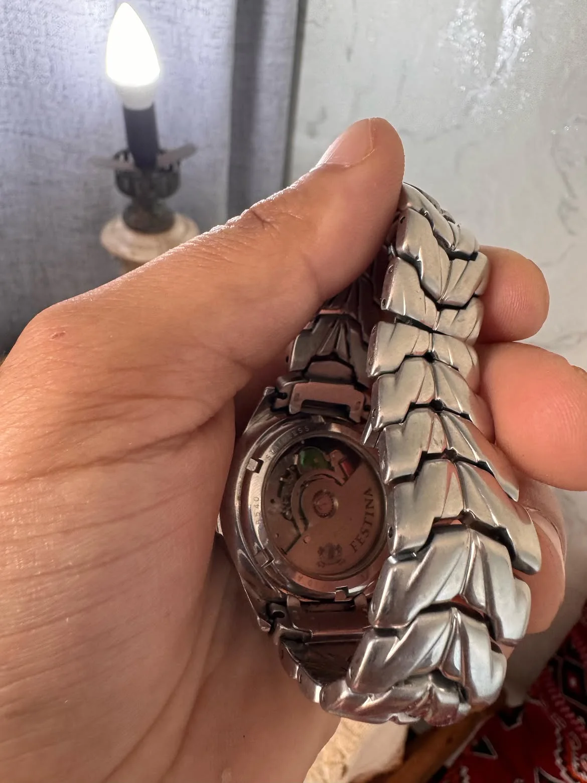 estina Mecaquartz WR 100 se distingue par son mouvement hybride méca-quartz des années 1990, bracelet articulé en acier inoxydable.