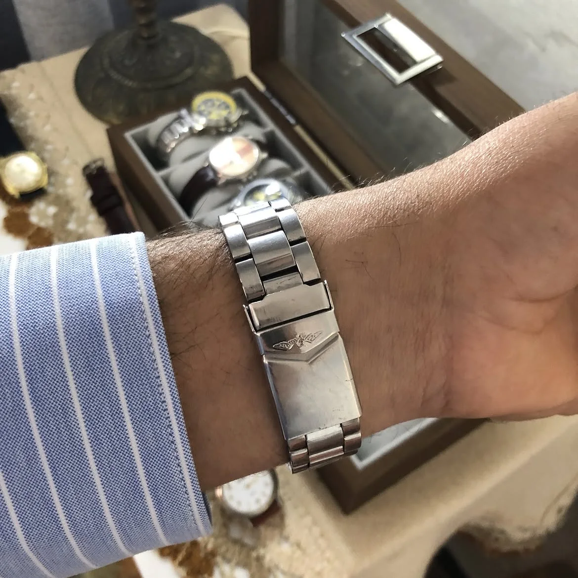 ⌚ montre Sector 250 Chrono Alarm présentée sur l'image est un chronographe pour homme doté d'un boîtier et d'un bracelet en acier inoxydable argenté