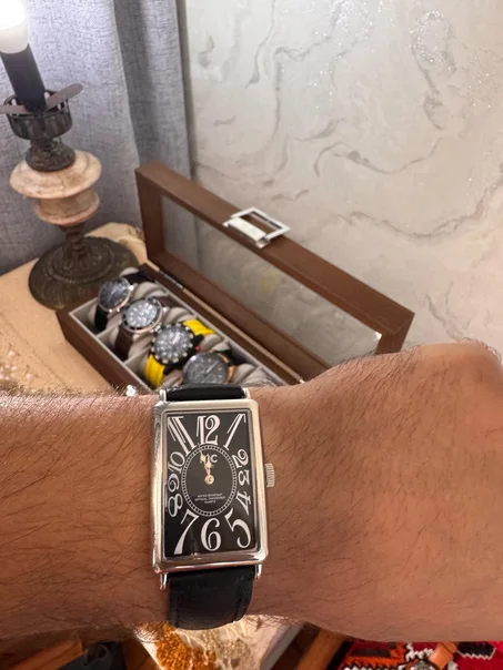 SWISS montre rectangulaire, dont le fond est marqué mc man avec la référence 06011, ressemble au modèle Chu
