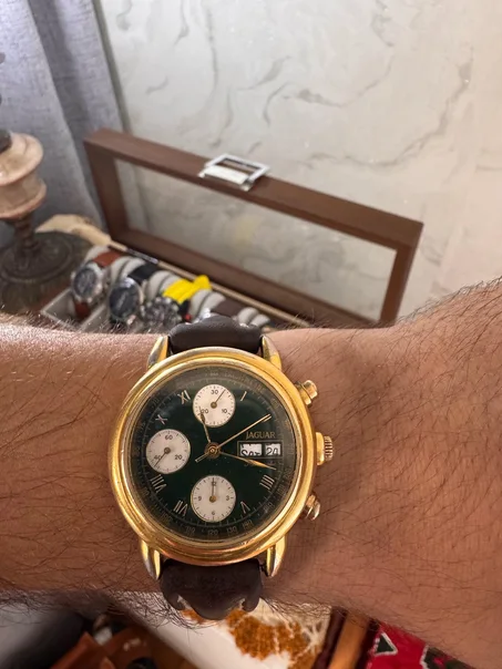 montre est un chronographe automatique vintage Jaguar Chronograph Automatic, calibre suisse de légende Valjoux 7750 années 1990