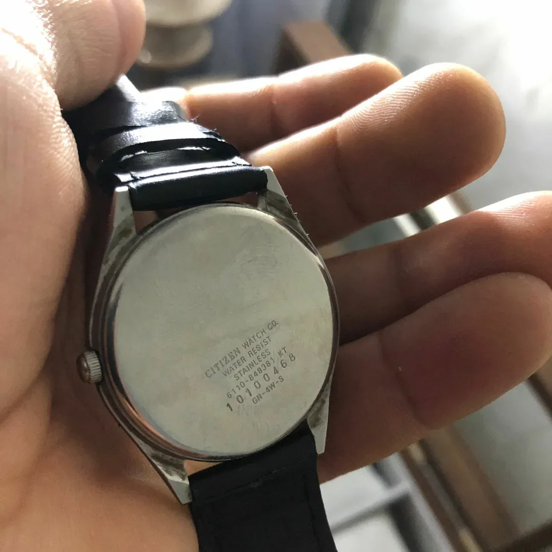 ⌚ vintage arbore un cadran blanc épuré doté de chiffres arabes élégants et d'un guichet de date à 3 heures.
