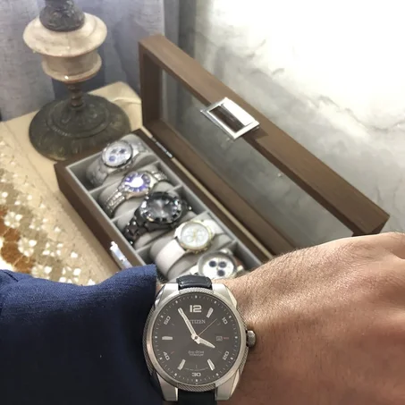⌚ montre Citizen Eco-Drive en titanium avec son cadran noir et son grand chiffre 12 se distingue par sa légèreté et sa robustesse.
