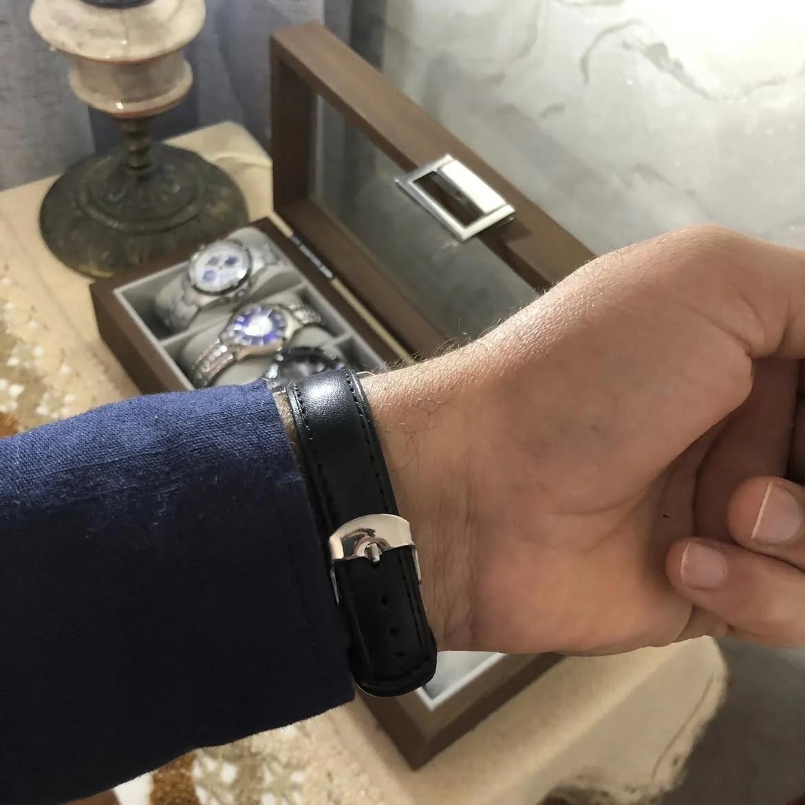 ⌚ montre Citizen Eco-Drive en titanium avec son cadran noir et son grand chiffre 12 se distingue par sa légèreté et sa robustesse.