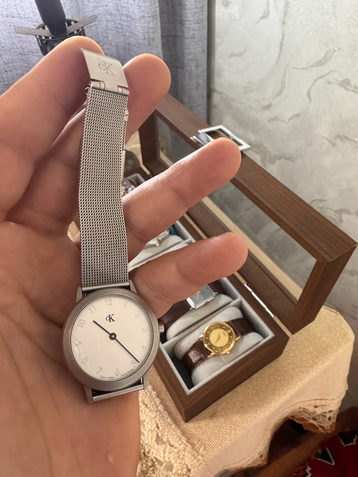 vintage pour homme Calvin Klein K3111 fabriquée en Suisse avec un cadran gris et un bracelet en maille d'acier inoxydable.