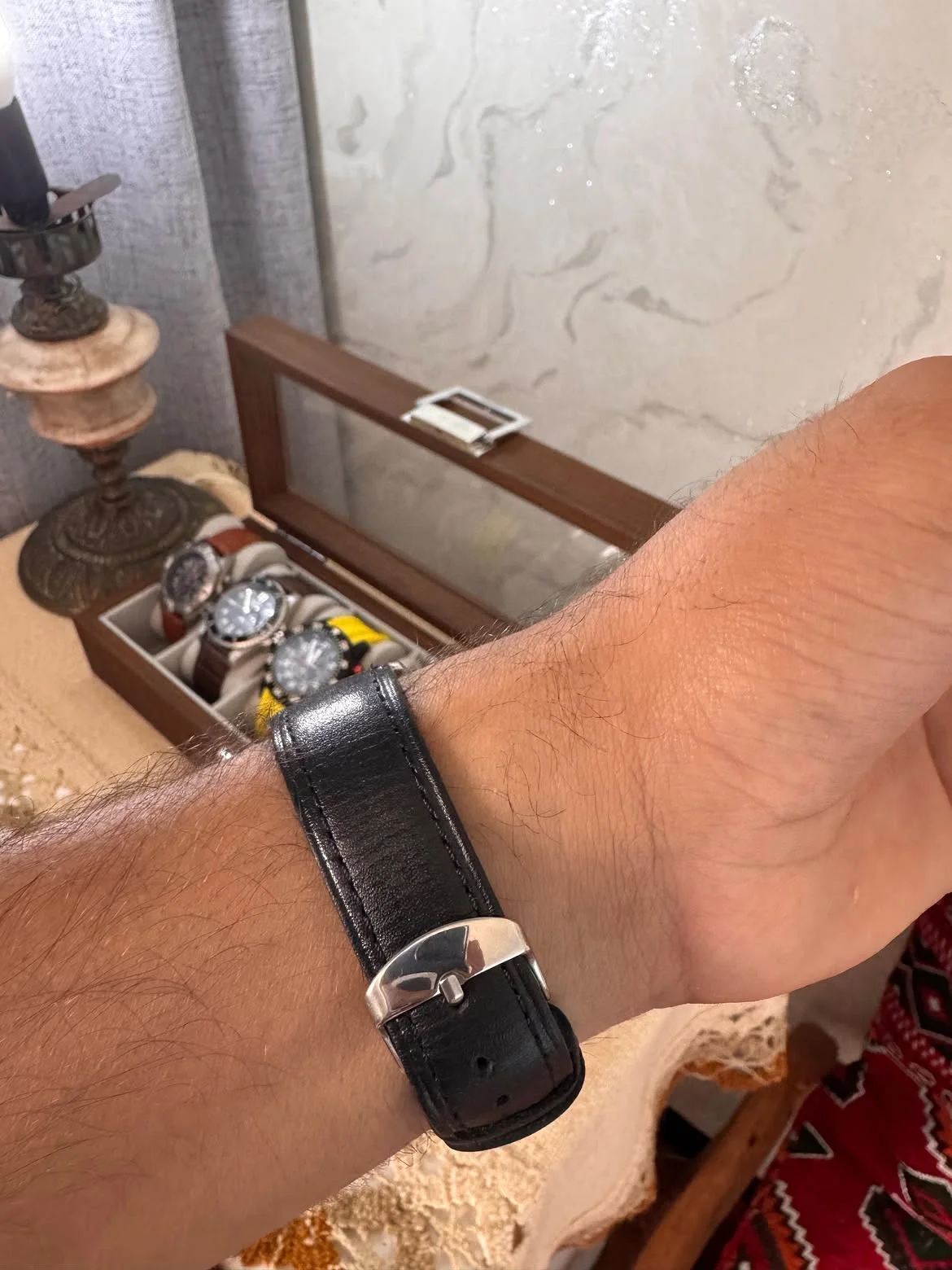 montre est une Henry London Edgware (modèle HL41-CS-0023) arborant un cadran noir et un bracelet en cuir noir.