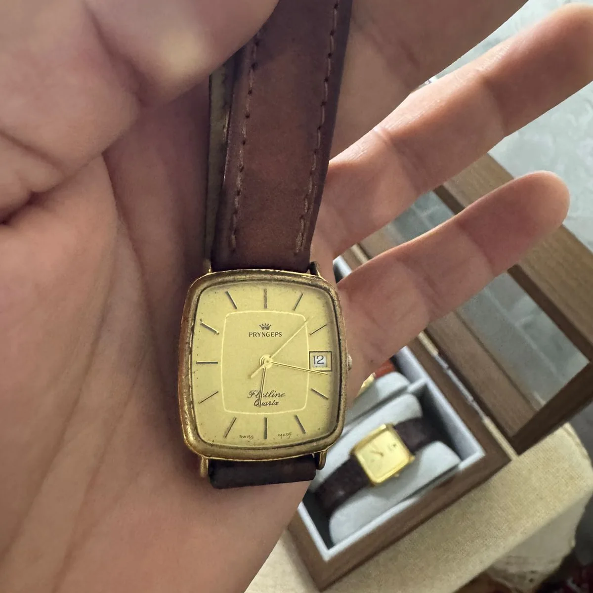 ⌚ Pryngeps Flatline Quartz, un modèle vintage de fabrication suisse au boîtier de forme carrée.