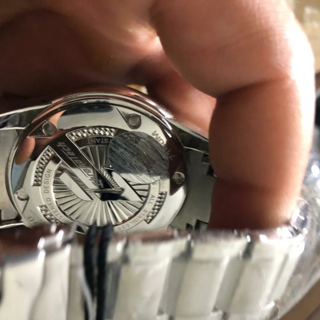 ⌚Cette montre Chronotech Active - Speed en acier se distingue par son cadran bleu vibrant doté de compteurs chronographes et d'une lunette assortie.