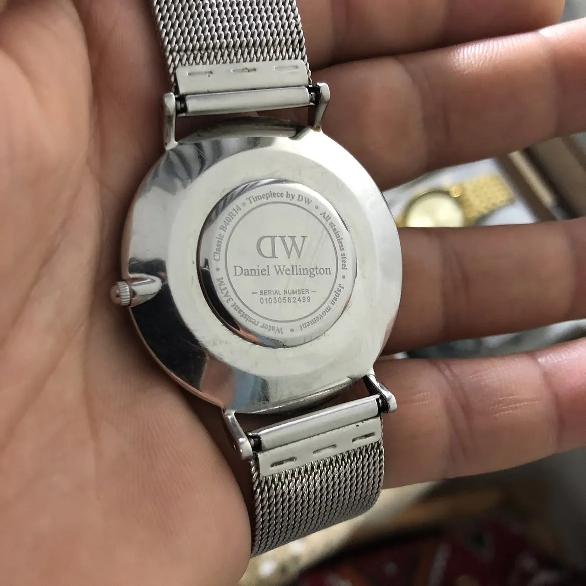 Cette élégante Daniel Wellington Classic Mesh Onyx présente un boîtier argenté épuré et un cadran noir soleillé assorti à son bracelet en maille milanaise.