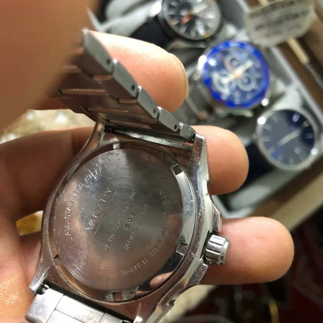 ⌚ Vagary by Citizen possède un cadran blanc épuré avec des chiffres arabes prononcés à 12, 6 et 9 heures et un boîtier en acier inoxydable doté d'une lunette sportive graduée.