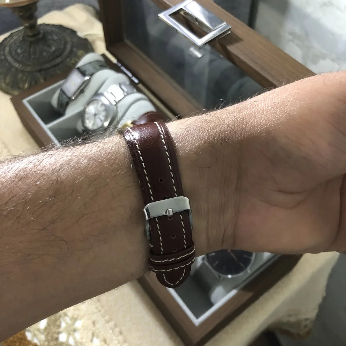 ⌚montre au poignet est un chronographe vintage Caravelle by Bulova doté d'un boîtier plaqué or à lunette cannelée et d'un cadran bleu vif avec index romains.