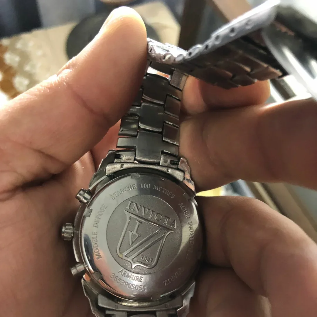 ⌚Chronographe Invicta en acier inoxydable possède un cadran bordeaux et une lunette étanche à 100 mètres