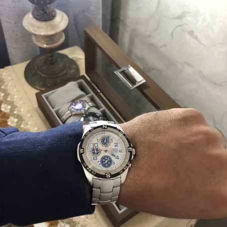⌚ magnifique montre chronographe Caravelle by Bulova en aluminium arbore un cadran blanc contrasté et une lunette tournante graduée style boussole