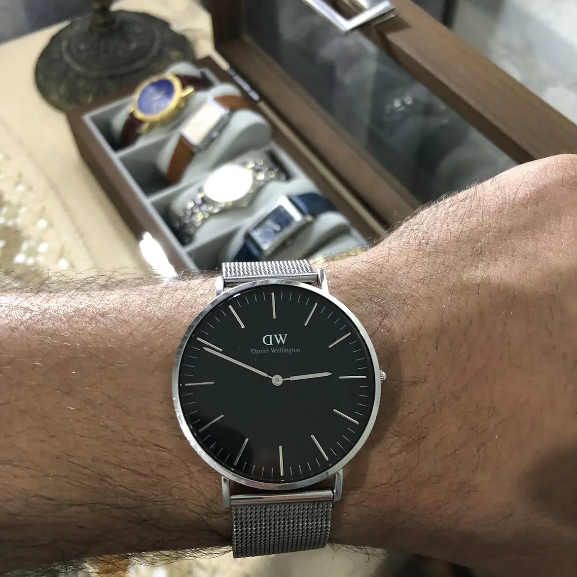 Cette élégante Daniel Wellington Classic Mesh Onyx présente un boîtier argenté épuré et un cadran noir soleillé assorti à son bracelet en maille milanaise.