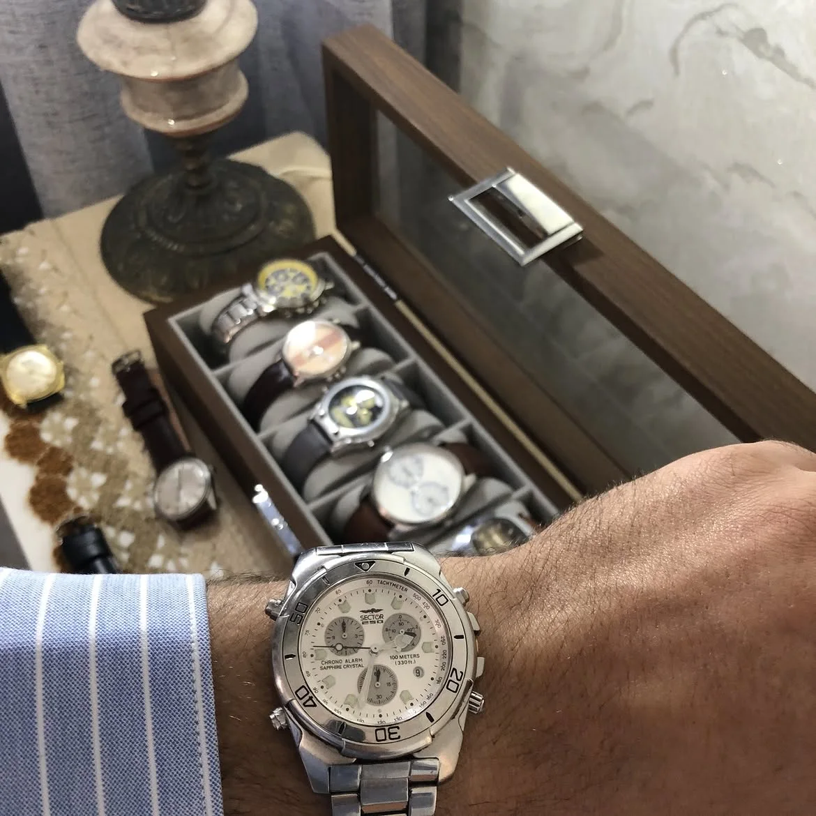 ⌚ montre Sector 250 Chrono Alarm présentée sur l'image est un chronographe pour homme doté d'un boîtier et d'un bracelet en acier inoxydable argenté