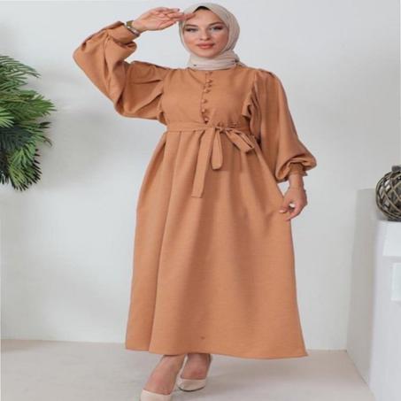 فستان بني طويل بأكمام واسعة