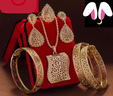 طاقم بذيل الذهب