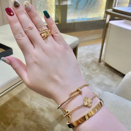 ENSEMBLE BRACELET & BAGUE CARTIER & CLOU & VAN CLEEF