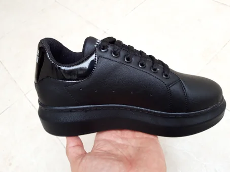 حذاء رياضي نسائي