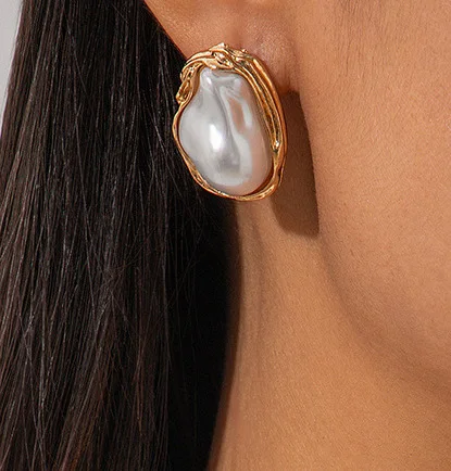 ornée d'une perle irrégulière à motif géométrique transversal