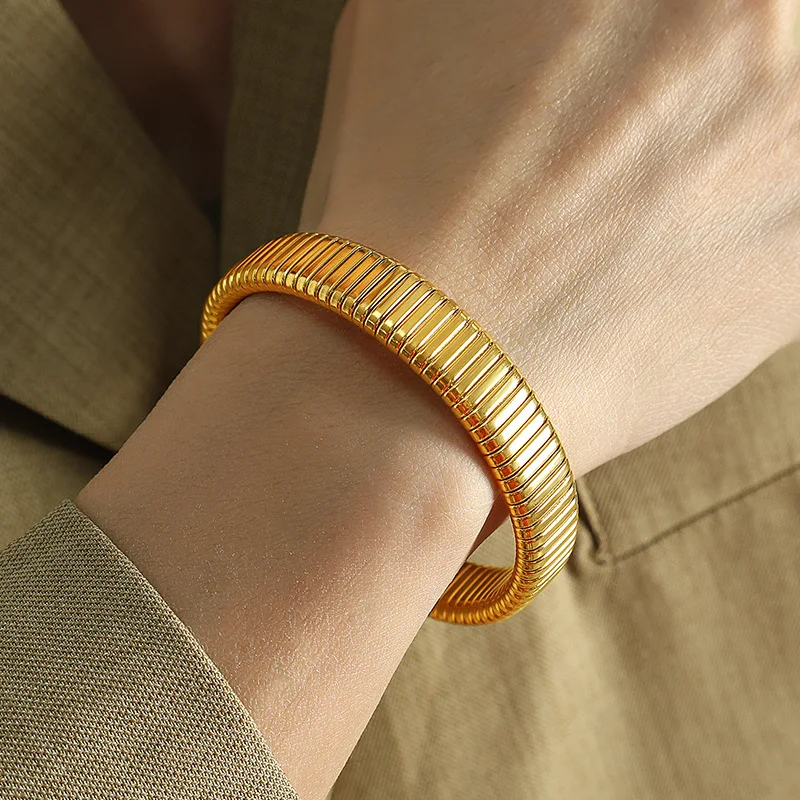 Bracelet à anneaux à rayures verticales