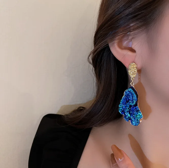 B- Boucles d'oreilles géométriques irrégulières avec tige en argent dans le style moderne de Hong Kong