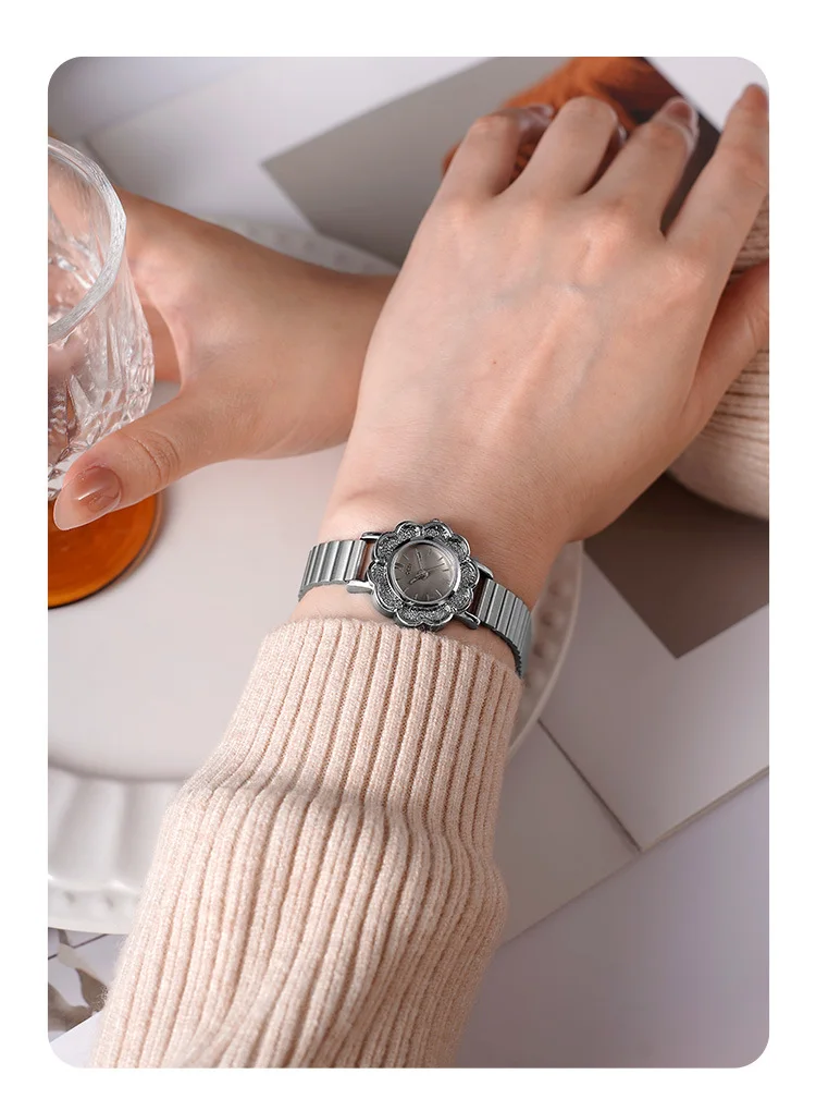 Montre Élégante Cristal Argentée Cadran Noir
