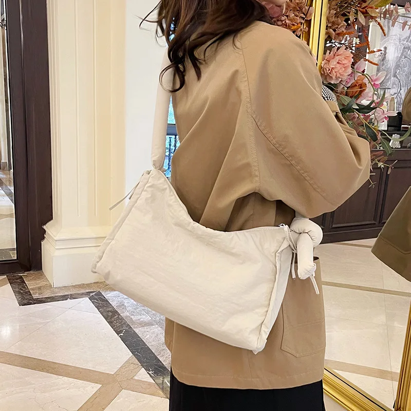 Sac bandoulière uni à cordon