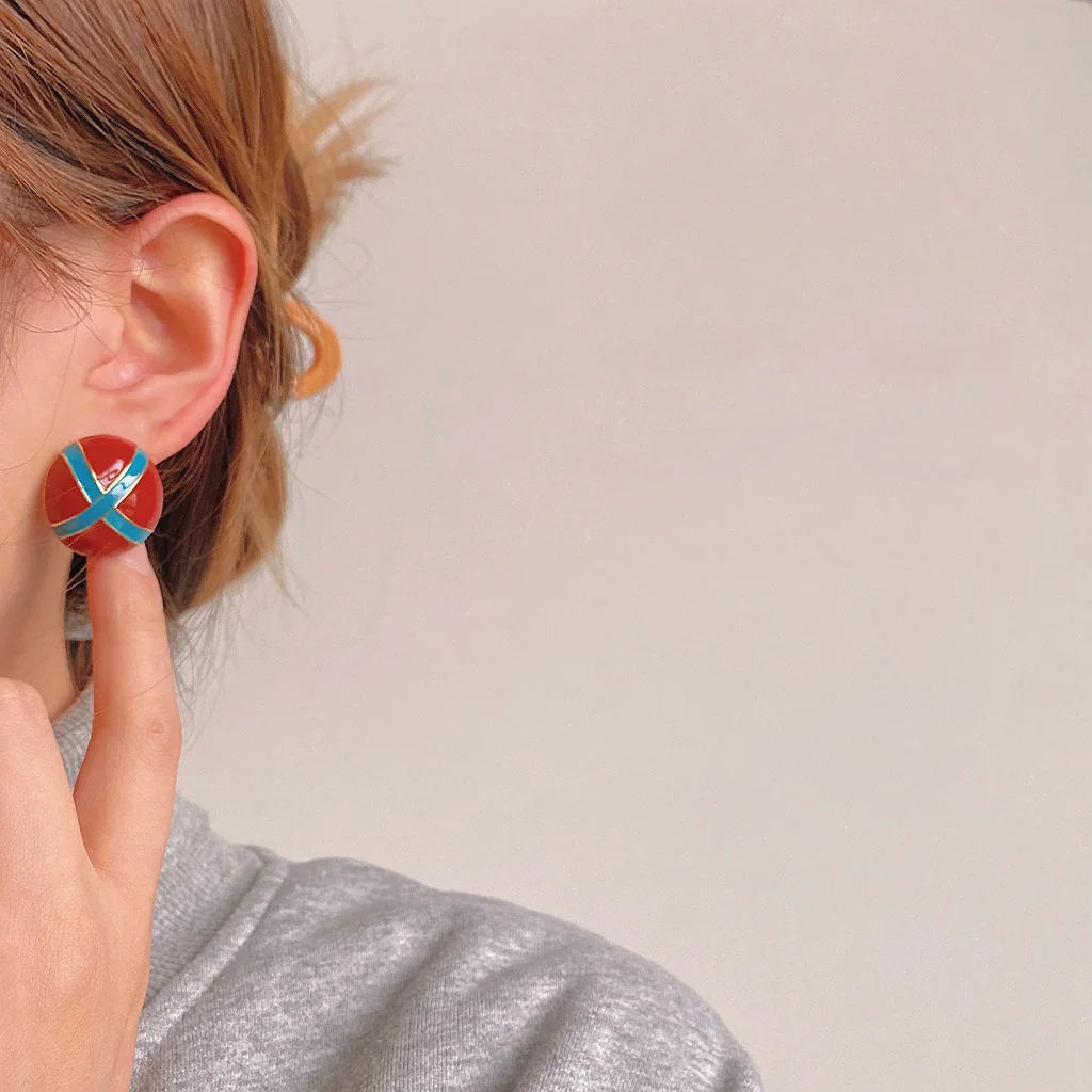 R- Boucles d'oreilles à clou rondes géométriques 3D couleur rouge vin