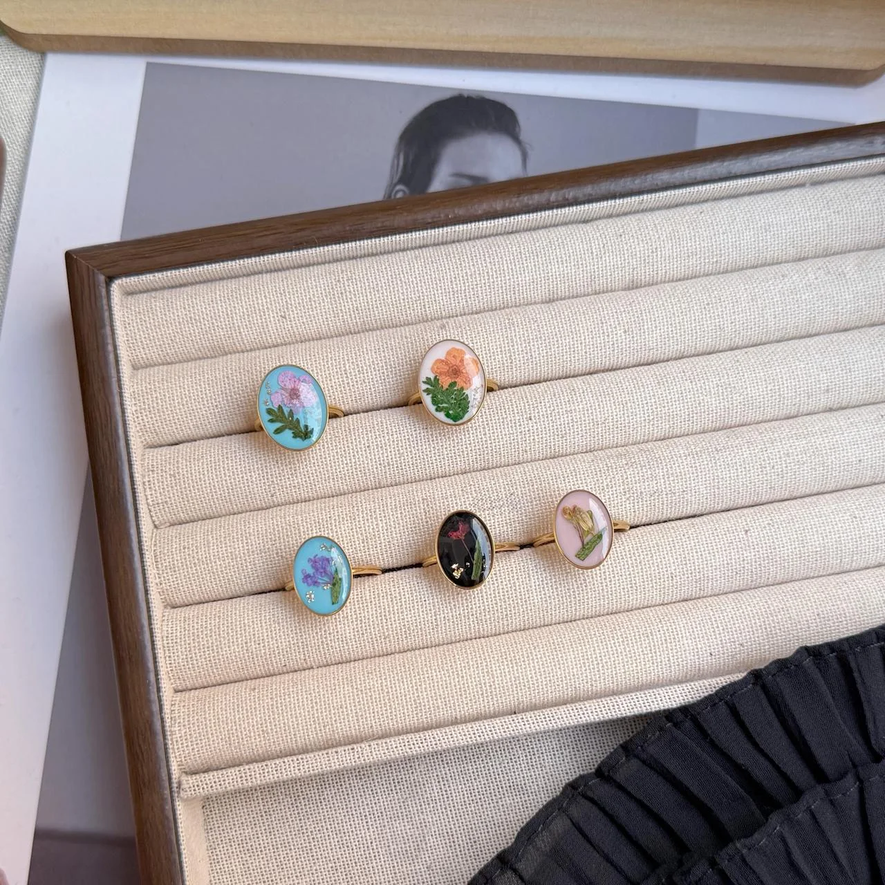 bague Ivy ornée de fleurs séchées colorées