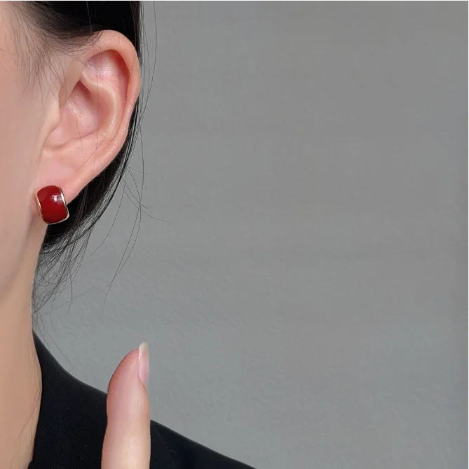 R-  Boucles d'oreilles simples et polyvalentes en couleur vin rouge