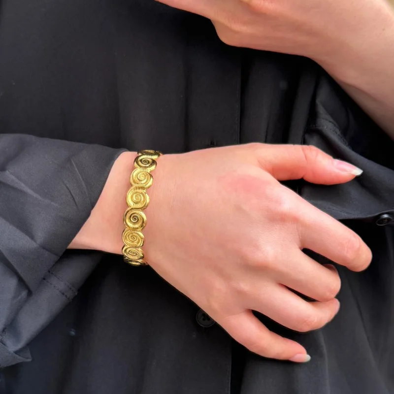 Éclat Solaire et Spirales Infinies