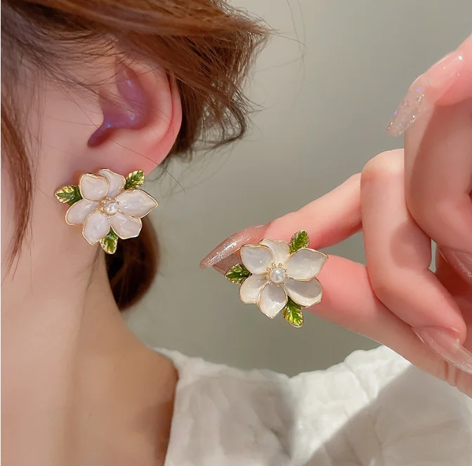 Boucles d'oreilles en forme de fleur et de feuilles avec effet de goutte d'huile et perle artificielle