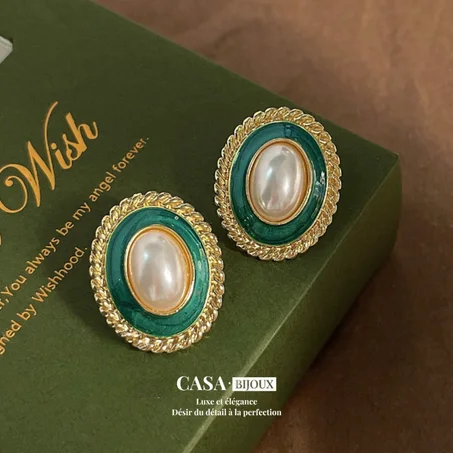 V- Boucles d'oreilles à clou ovales avec perle dans un style vintage de Hong Kong