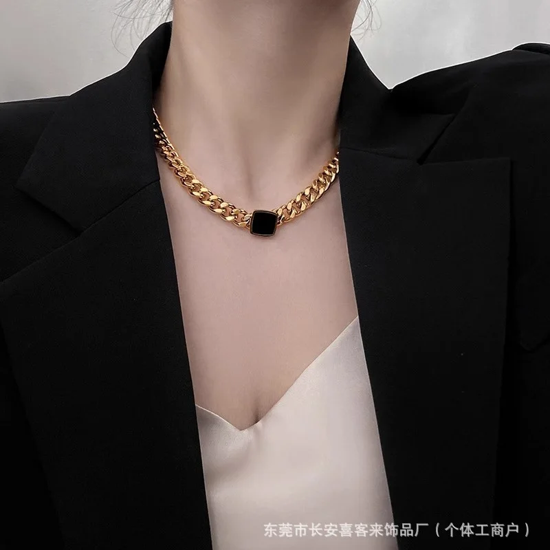 Collier ras-de-cou à grosse chaîne carrée