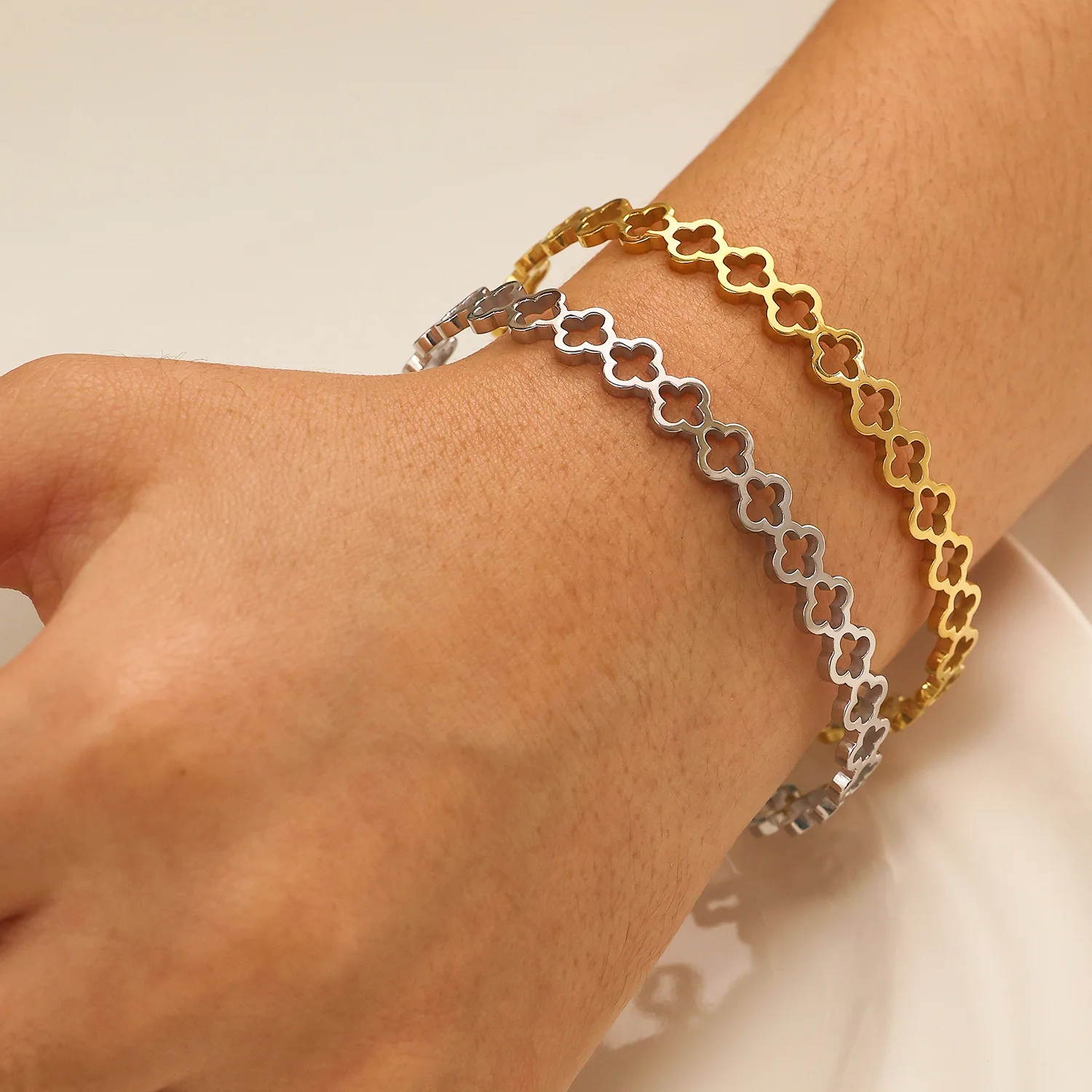 Bracelet tendance en acier inoxydable ajouré