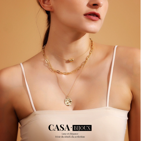 Collier au design moderne, parfait pour les vêtements d'hiver ou les chemises