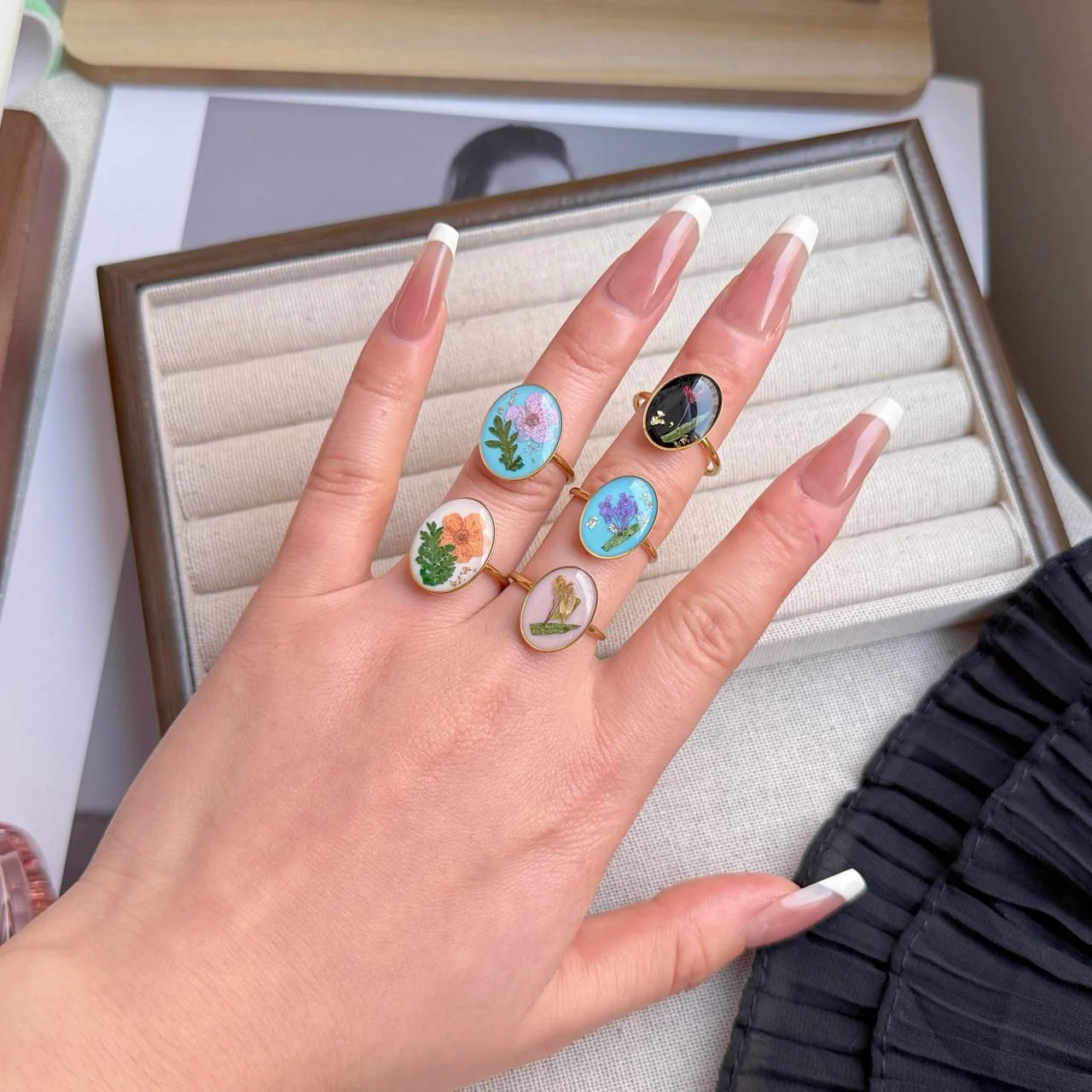 bague Ivy ornée de fleurs séchées colorées