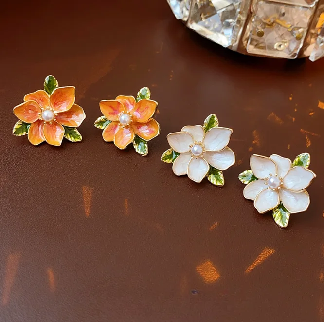 Boucles d'oreilles en forme de fleur et de feuilles avec effet de goutte d'huile et perle artificielle