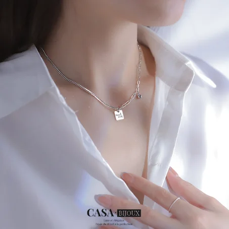 Collier de l'élégance simple avec design carré porte-bonheur