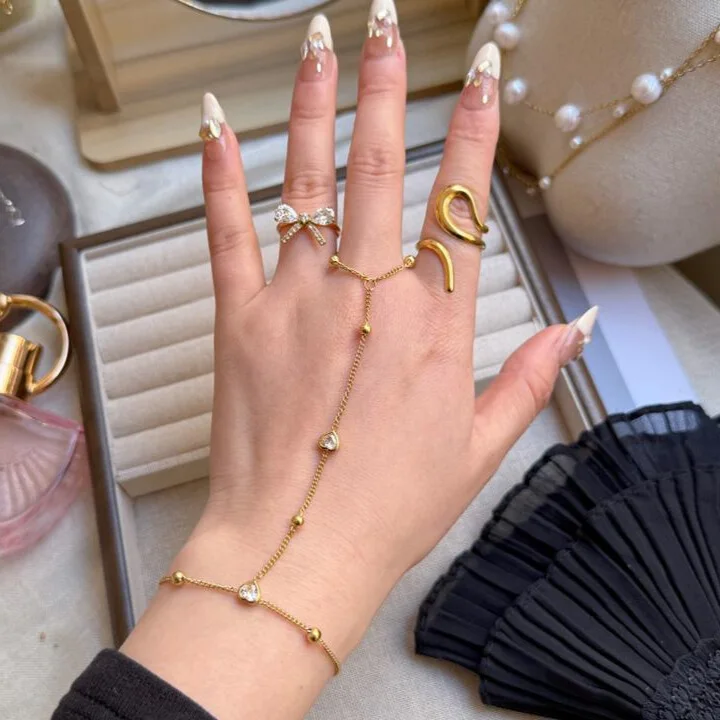 Handchain Aura : Fine Chaîne et Éclats de Cristal