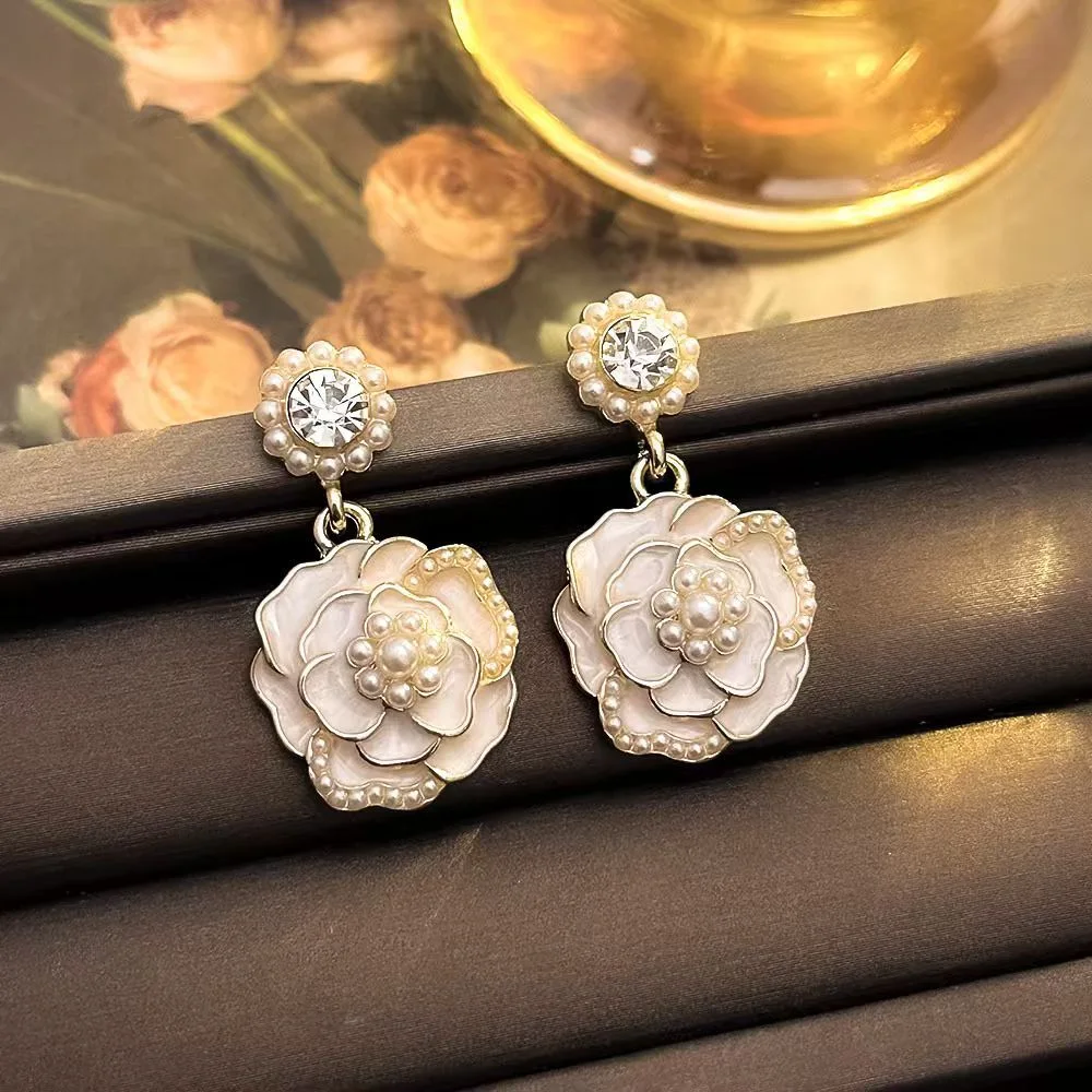 Boucles d'oreilles camélia en perles