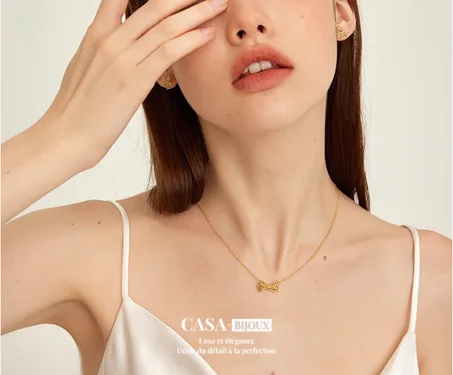 Collier en forme de papillon ajouré au design luxueux et élégant