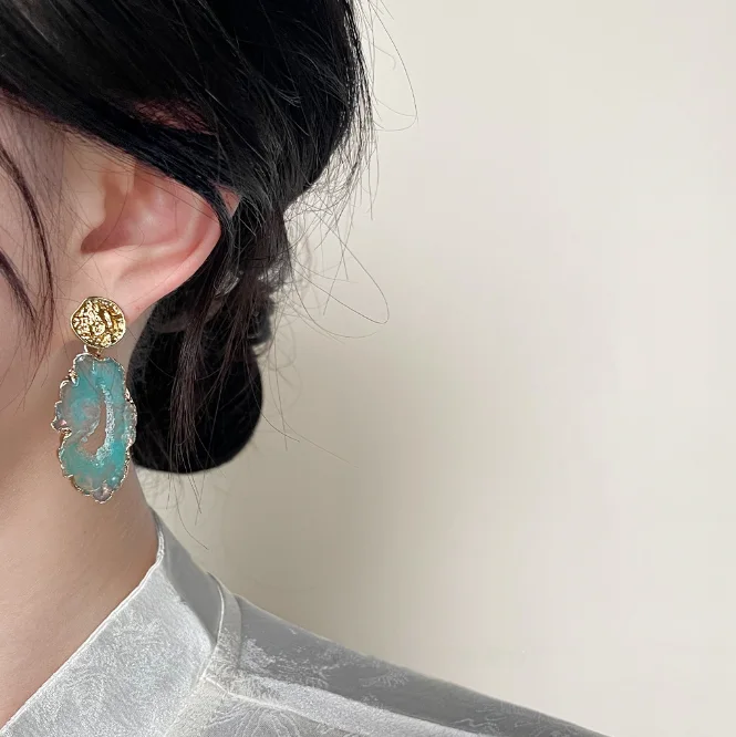 B- Boucles d'oreilles au design luxueux créées par des designers