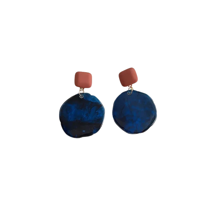 B- Boucles d'oreilles à ongles circulaires