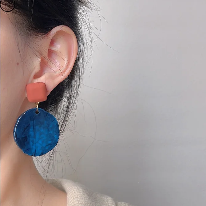 B- Boucles d'oreilles à ongles circulaires