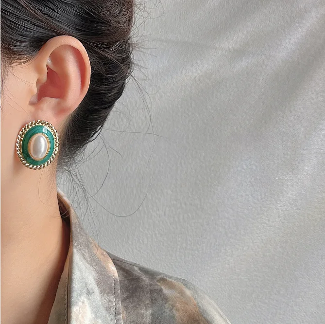 V- Boucles d'oreilles à clou ovales avec perle dans un style vintage de Hong Kong