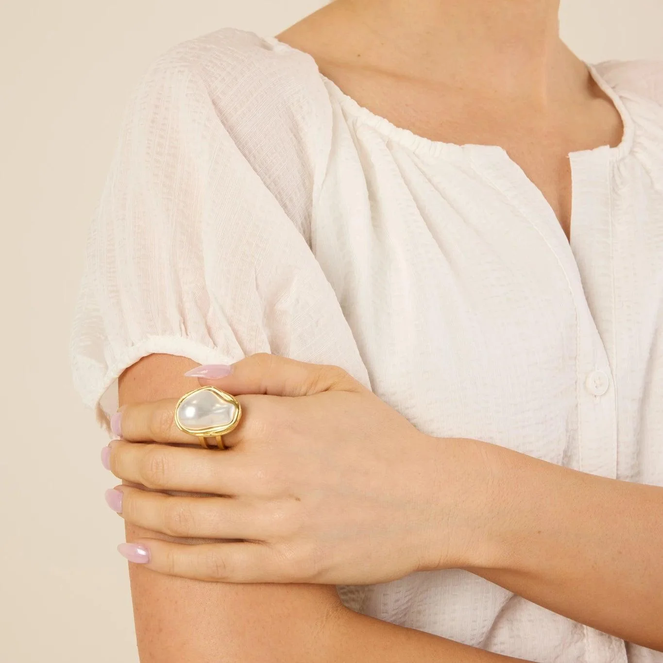 ornée d'une perle irrégulière à motif géométrique transversal