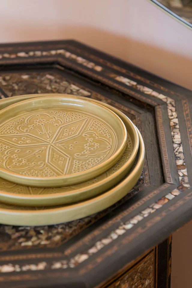 ✨ Empreinte Round Trays – Kaki & Gold ✨