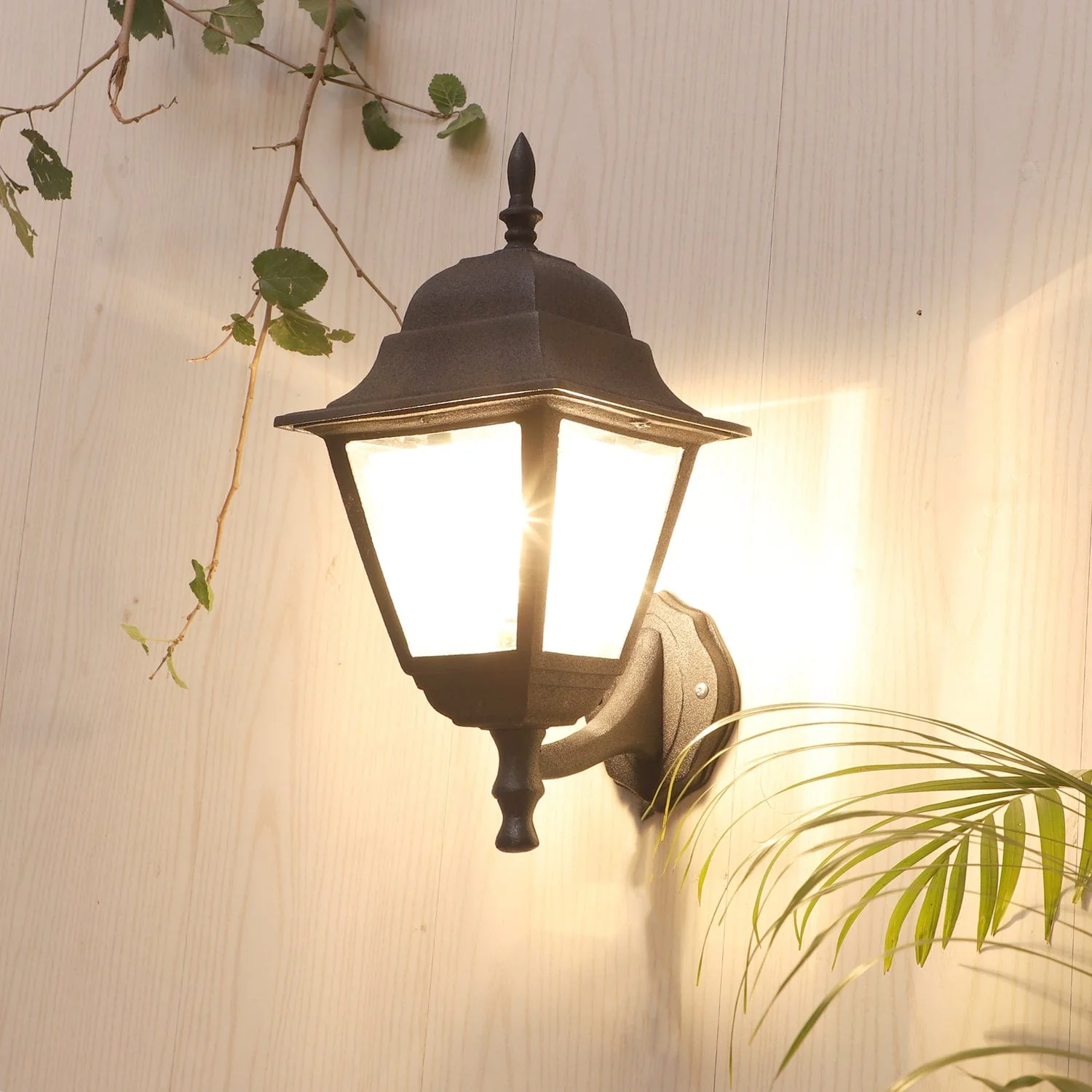 Applique Murale Classique IP65 – Élégance Intemporelle